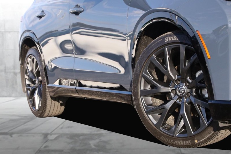 Toyota Crown Signia Vehicle Full-screen Gallery Image 3