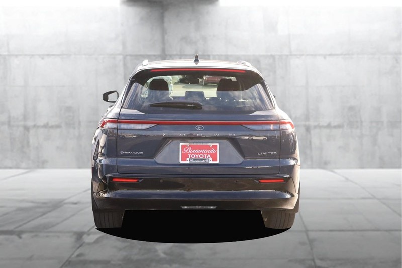 Toyota Crown Signia Vehicle Full-screen Gallery Image 6