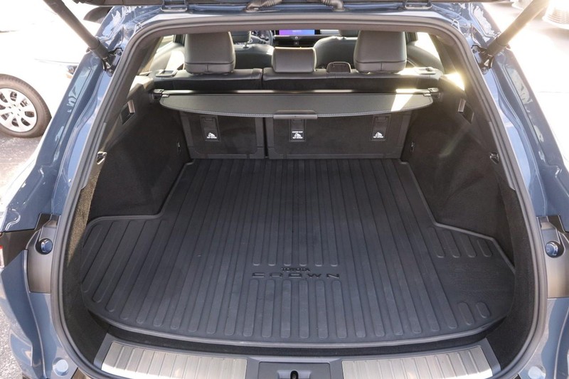 Toyota Crown Signia Vehicle Full-screen Gallery Image 7