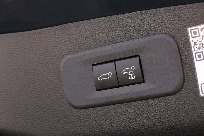 Toyota Crown Signia Vehicle Full-screen Gallery Image 8