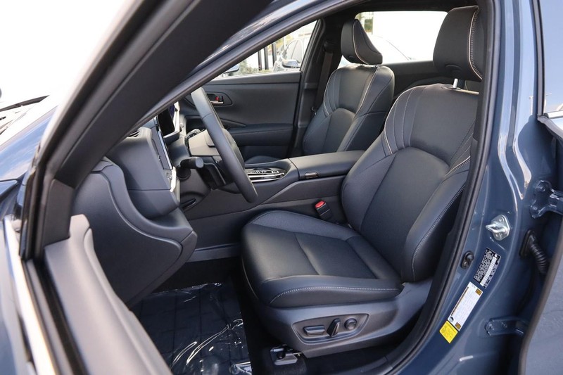 Toyota Crown Signia Vehicle Full-screen Gallery Image 10