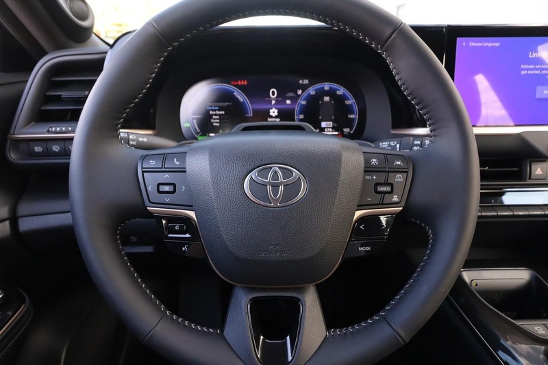 Toyota Crown Signia Vehicle Full-screen Gallery Image 12