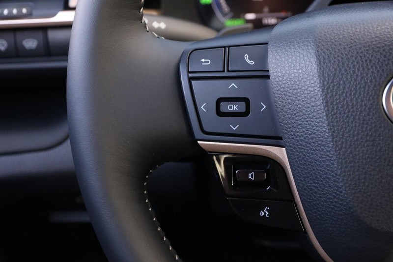 Toyota Crown Signia Vehicle Full-screen Gallery Image 13