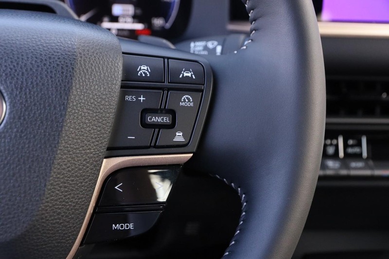 Toyota Crown Signia Vehicle Full-screen Gallery Image 14