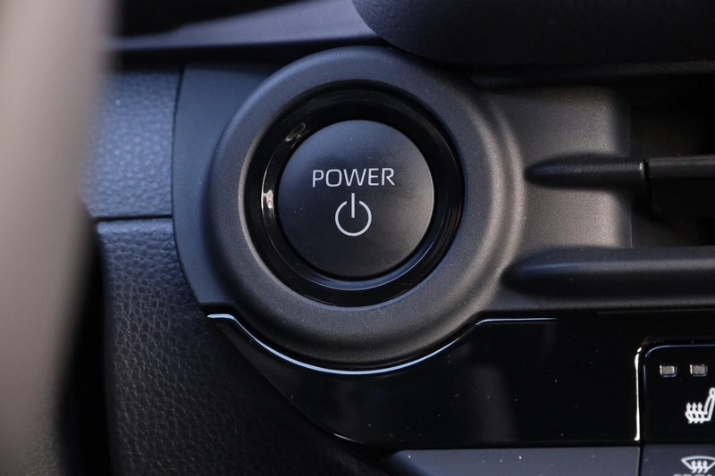 Toyota Crown Signia Vehicle Full-screen Gallery Image 16