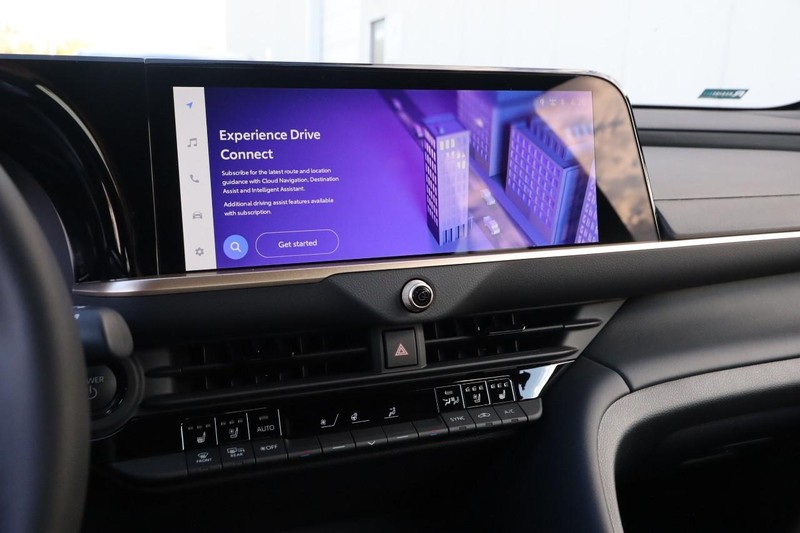 Toyota Crown Signia Vehicle Full-screen Gallery Image 17