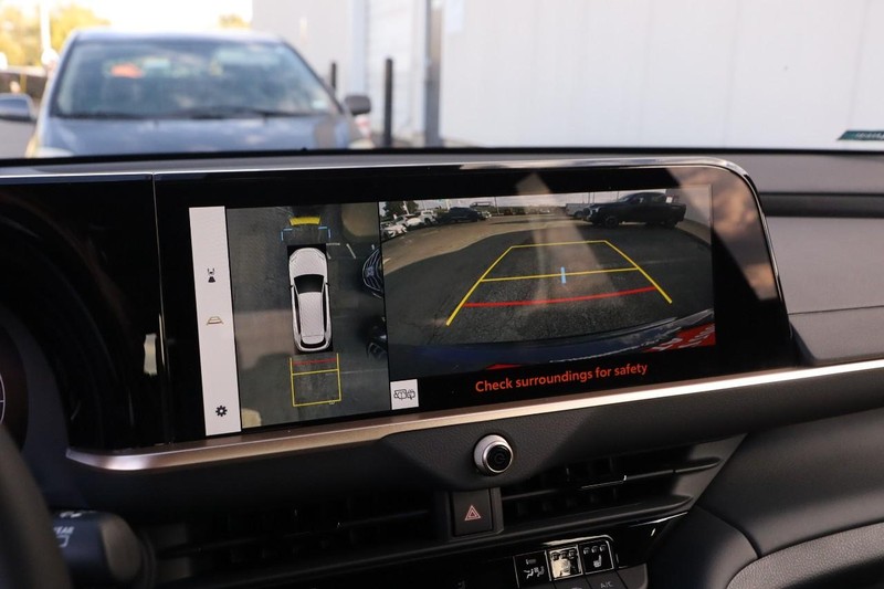 Toyota Crown Signia Vehicle Full-screen Gallery Image 18