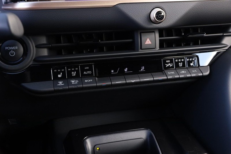 Toyota Crown Signia Vehicle Full-screen Gallery Image 19