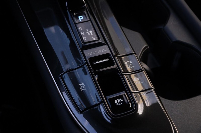 Toyota Crown Signia Vehicle Full-screen Gallery Image 21