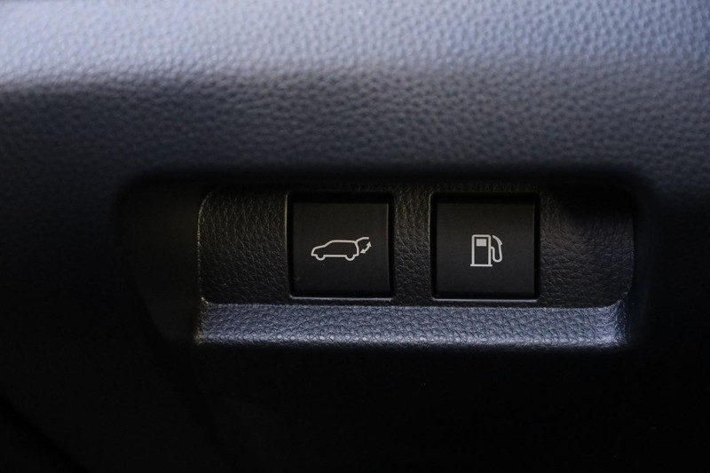 Toyota Crown Signia Vehicle Full-screen Gallery Image 22