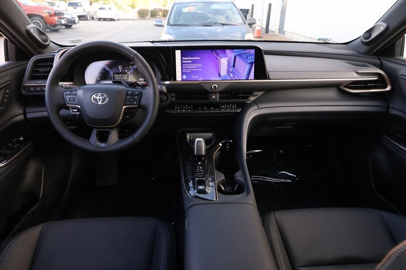 Toyota Crown Signia Vehicle Full-screen Gallery Image 23