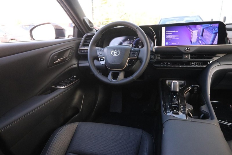 Toyota Crown Signia Vehicle Full-screen Gallery Image 24