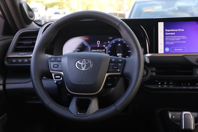 Toyota Crown Signia Vehicle Full-screen Gallery Image 25