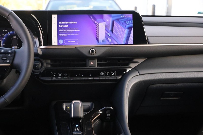 Toyota Crown Signia Vehicle Full-screen Gallery Image 26