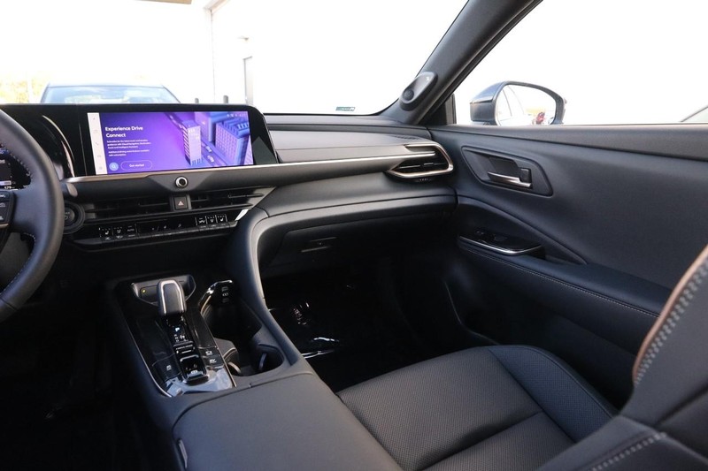 Toyota Crown Signia Vehicle Full-screen Gallery Image 27