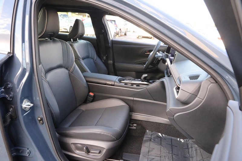 Toyota Crown Signia Vehicle Full-screen Gallery Image 28