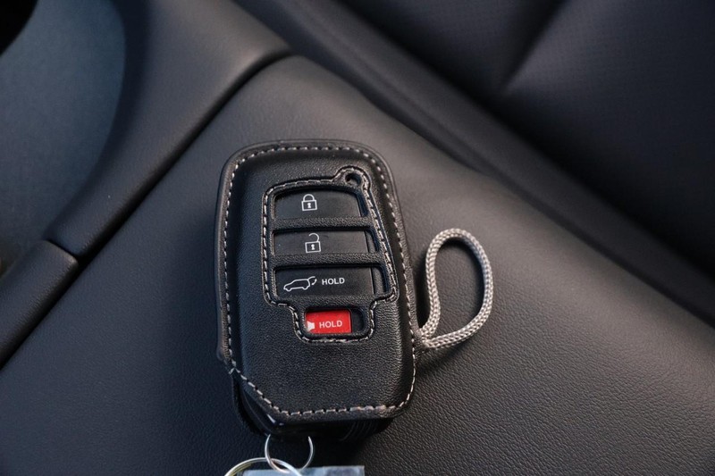 Toyota Crown Signia Vehicle Full-screen Gallery Image 30