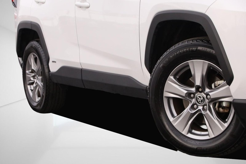 Toyota RAV4 Vehicle Full-screen Gallery Image 3