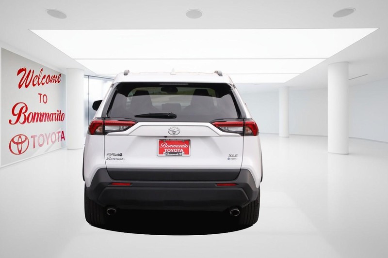 Toyota RAV4 Vehicle Full-screen Gallery Image 6