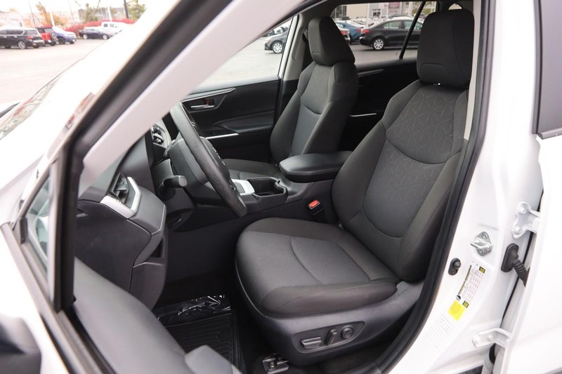 Toyota RAV4 Vehicle Full-screen Gallery Image 8