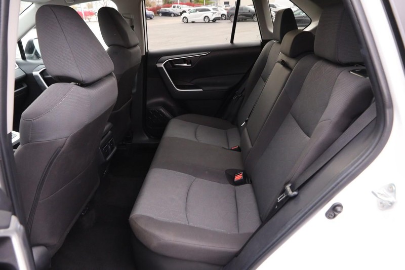 Toyota RAV4 Vehicle Full-screen Gallery Image 9