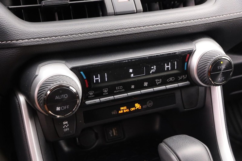 Toyota RAV4 Vehicle Full-screen Gallery Image 17