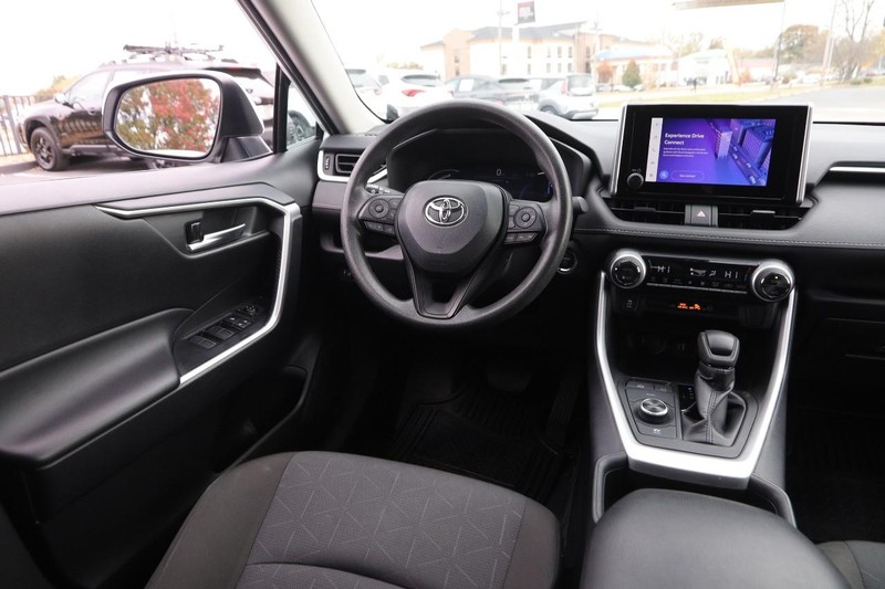 Toyota RAV4 Vehicle Full-screen Gallery Image 20