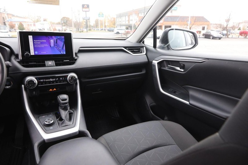 Toyota RAV4 Vehicle Full-screen Gallery Image 23
