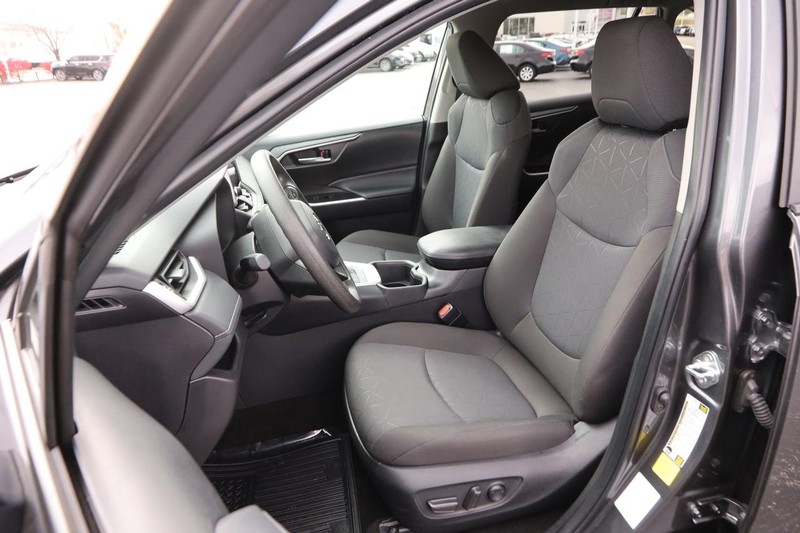 Toyota RAV4 Vehicle Full-screen Gallery Image 8