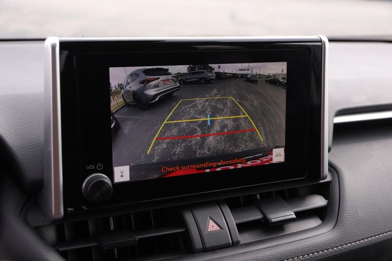 Toyota RAV4 Vehicle Full-screen Gallery Image 16