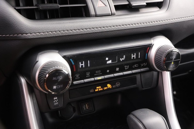 Toyota RAV4 Vehicle Full-screen Gallery Image 17