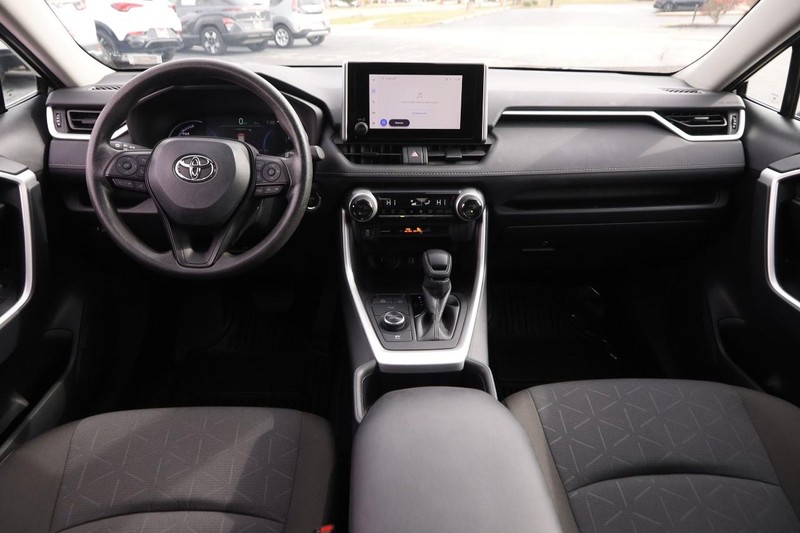 Toyota RAV4 Vehicle Full-screen Gallery Image 19
