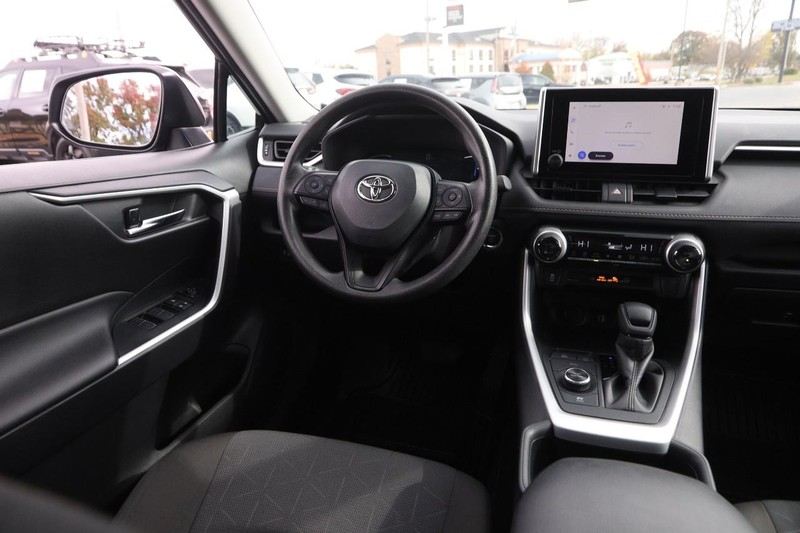 Toyota RAV4 Vehicle Full-screen Gallery Image 20