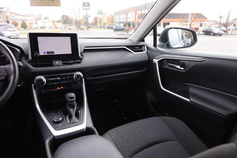 Toyota RAV4 Vehicle Full-screen Gallery Image 23