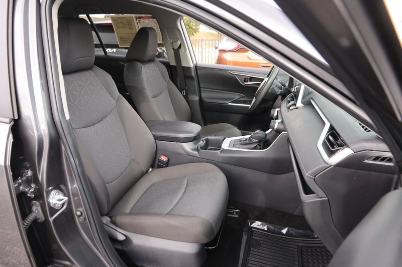 Toyota RAV4 Vehicle Full-screen Gallery Image 24