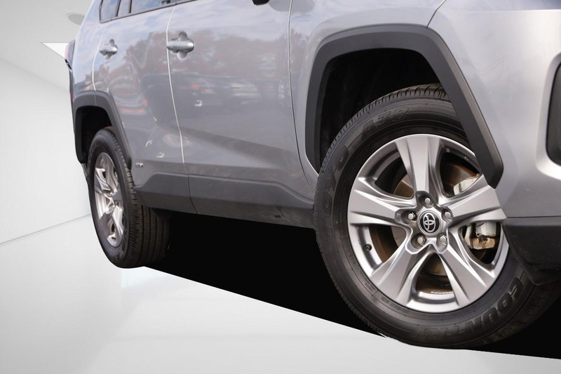 Toyota RAV4 Vehicle Full-screen Gallery Image 3