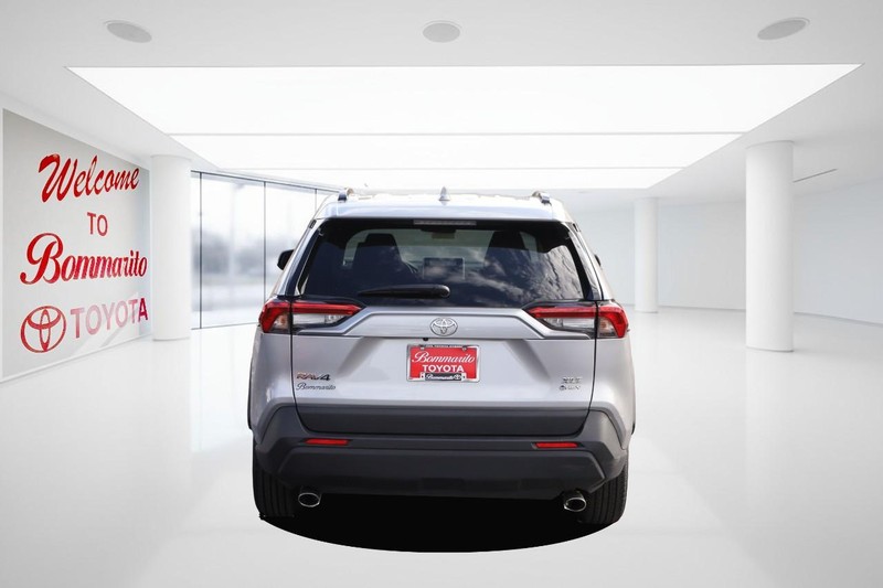 Toyota RAV4 Vehicle Full-screen Gallery Image 6