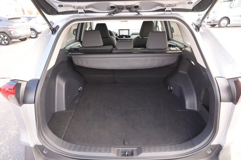 Toyota RAV4 Vehicle Full-screen Gallery Image 7