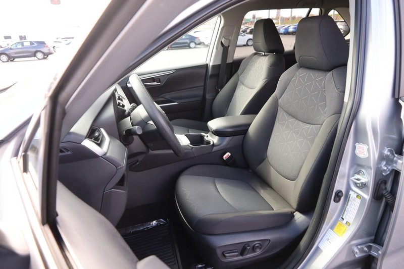 Toyota RAV4 Vehicle Full-screen Gallery Image 8