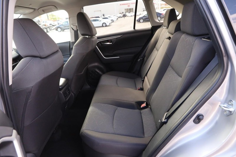 Toyota RAV4 Vehicle Full-screen Gallery Image 9