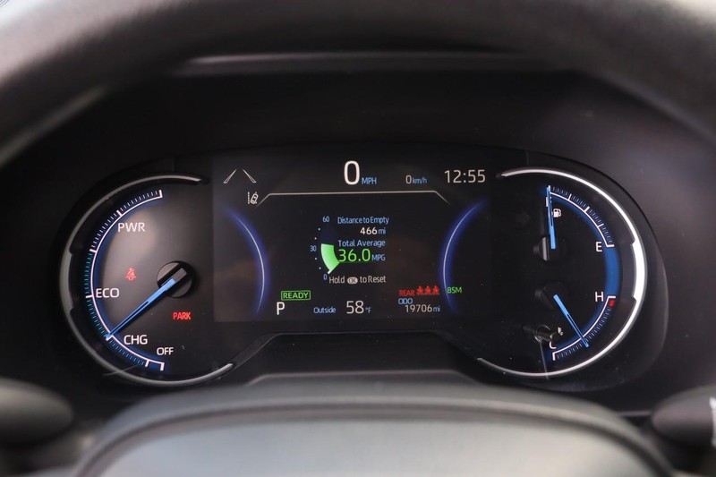 Toyota RAV4 Vehicle Full-screen Gallery Image 15