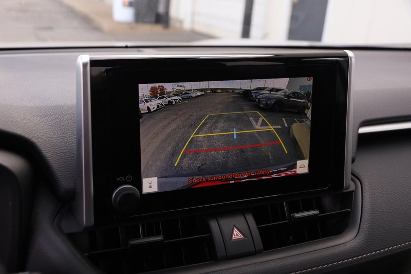 Toyota RAV4 Vehicle Full-screen Gallery Image 18