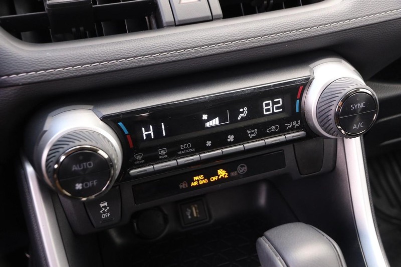 Toyota RAV4 Vehicle Full-screen Gallery Image 19