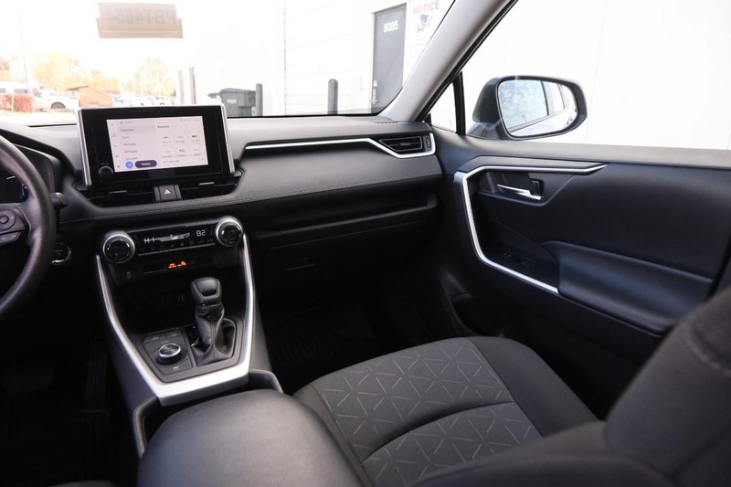 Toyota RAV4 Vehicle Full-screen Gallery Image 26