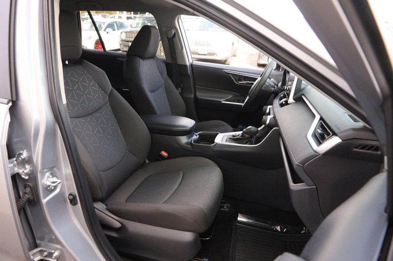 Toyota RAV4 Vehicle Full-screen Gallery Image 27