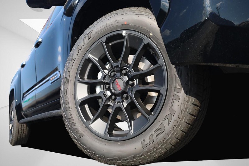 Toyota Tundra 4WD Vehicle Full-screen Gallery Image 3