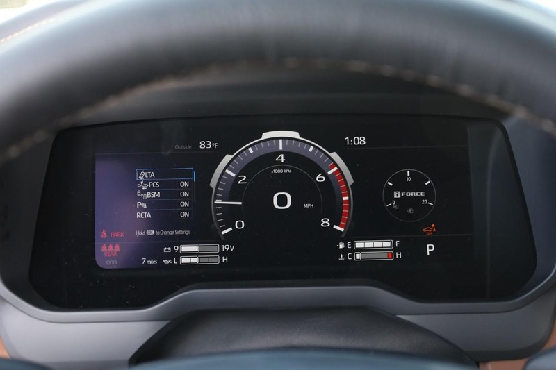 Toyota Tundra 4WD Vehicle Full-screen Gallery Image 12