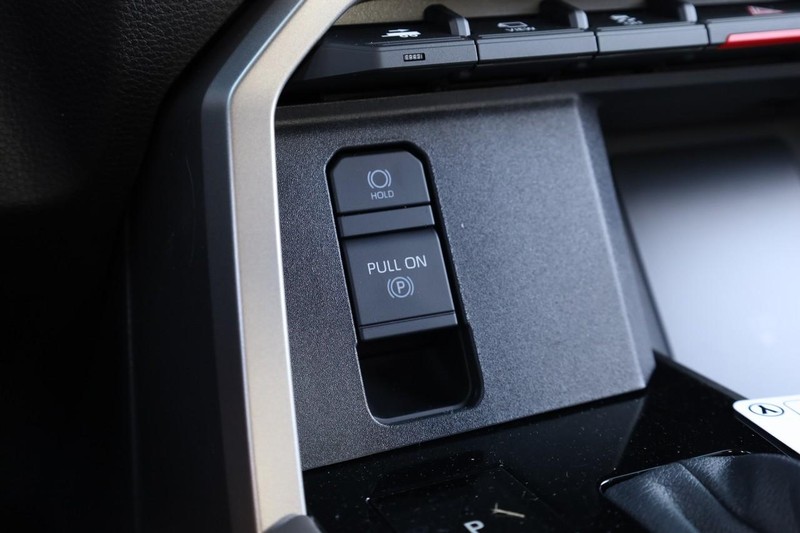 Toyota Tundra 4WD Vehicle Full-screen Gallery Image 17