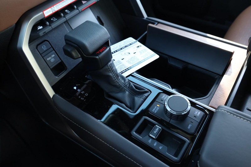 Toyota Tundra 4WD Vehicle Full-screen Gallery Image 18