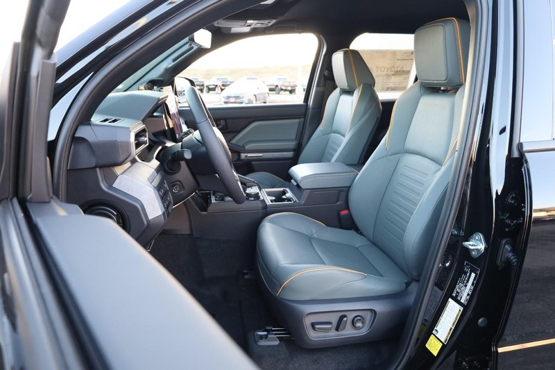 Toyota 4Runner Vehicle Full-screen Gallery Image 8